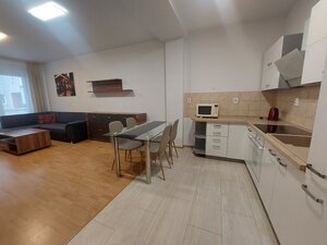PRENÁJOM: ÚTULNÝ 2 IZBOVÝ BYT BEZ BALKÓNA, NOVOSTAVBA, CENTRUM — foto 4