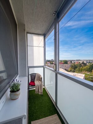 Svetlý 3-izbový byt s novou kuchyňou, klímou a panoramatickým výhľadom — foto 12