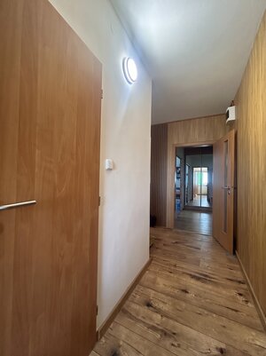Svetlý 3-izbový byt s novou kuchyňou, klímou a panoramatickým výhľadom — foto 9