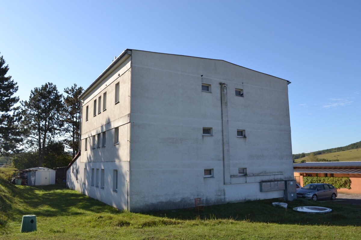 Priestranný 3-izbový byt s nízkymi nákladmi v obci Malá Čausa. — foto 15