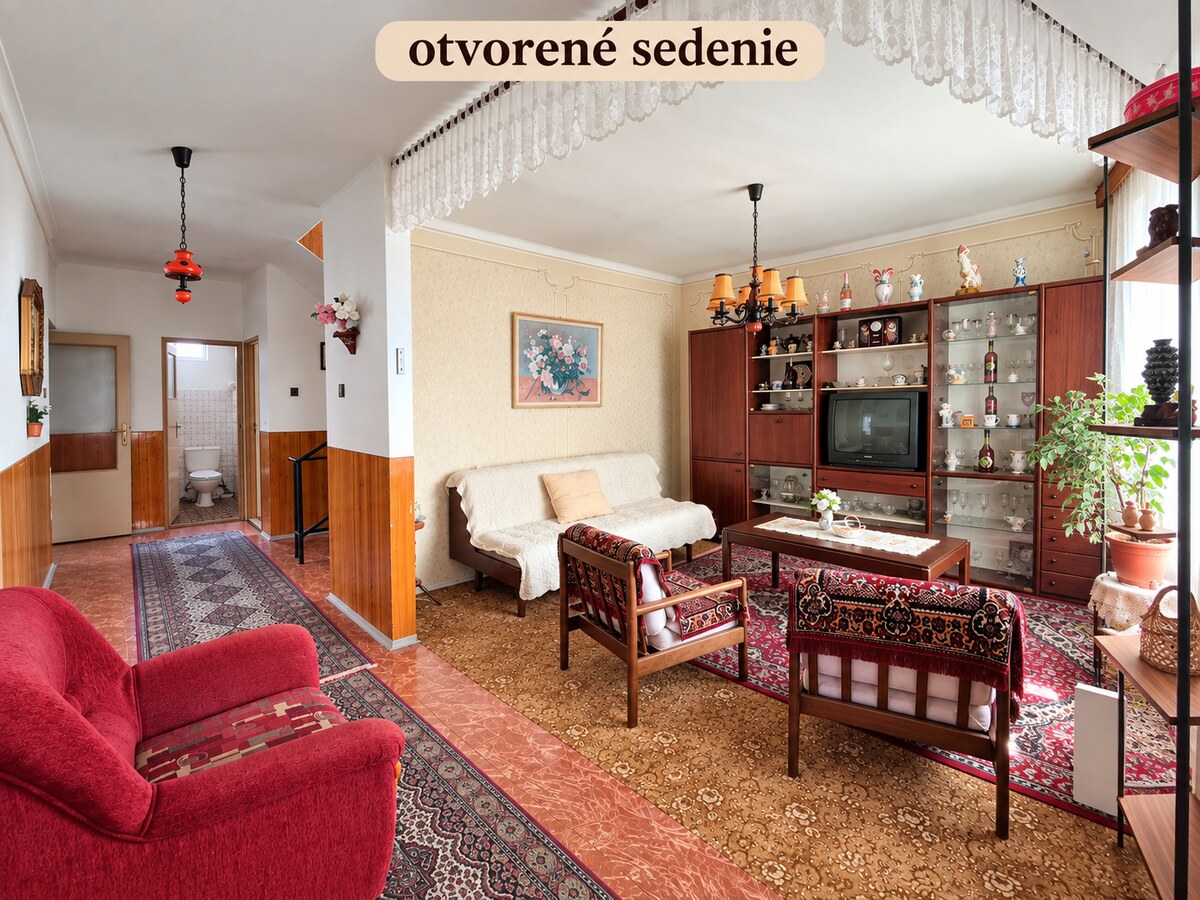 Priestranný dvojpodlažný rodinný dom pre veľkú rodinu-super stav. — foto 12