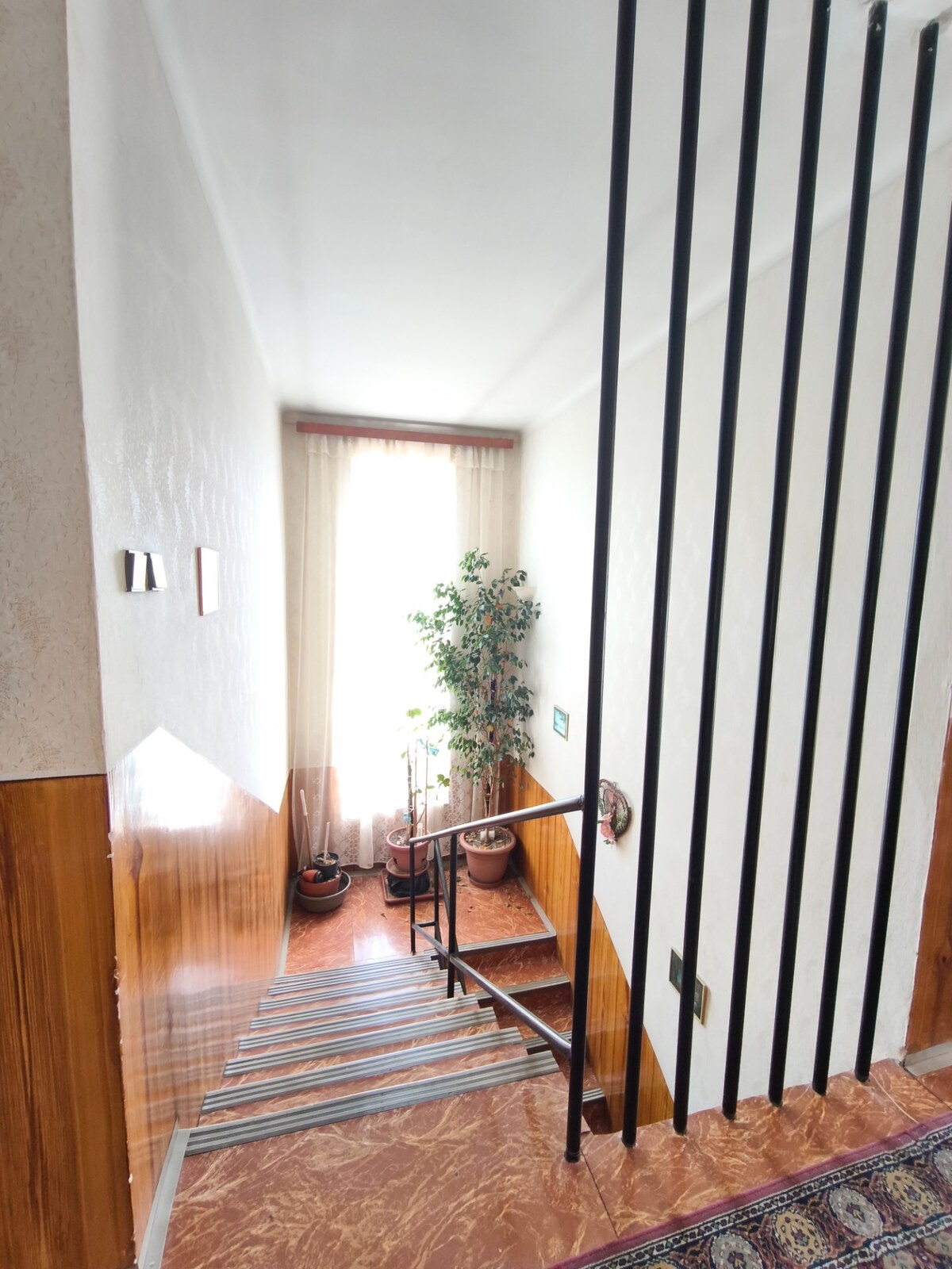 Priestranný dvojpodlažný rodinný dom pre veľkú rodinu-super stav. — foto 8