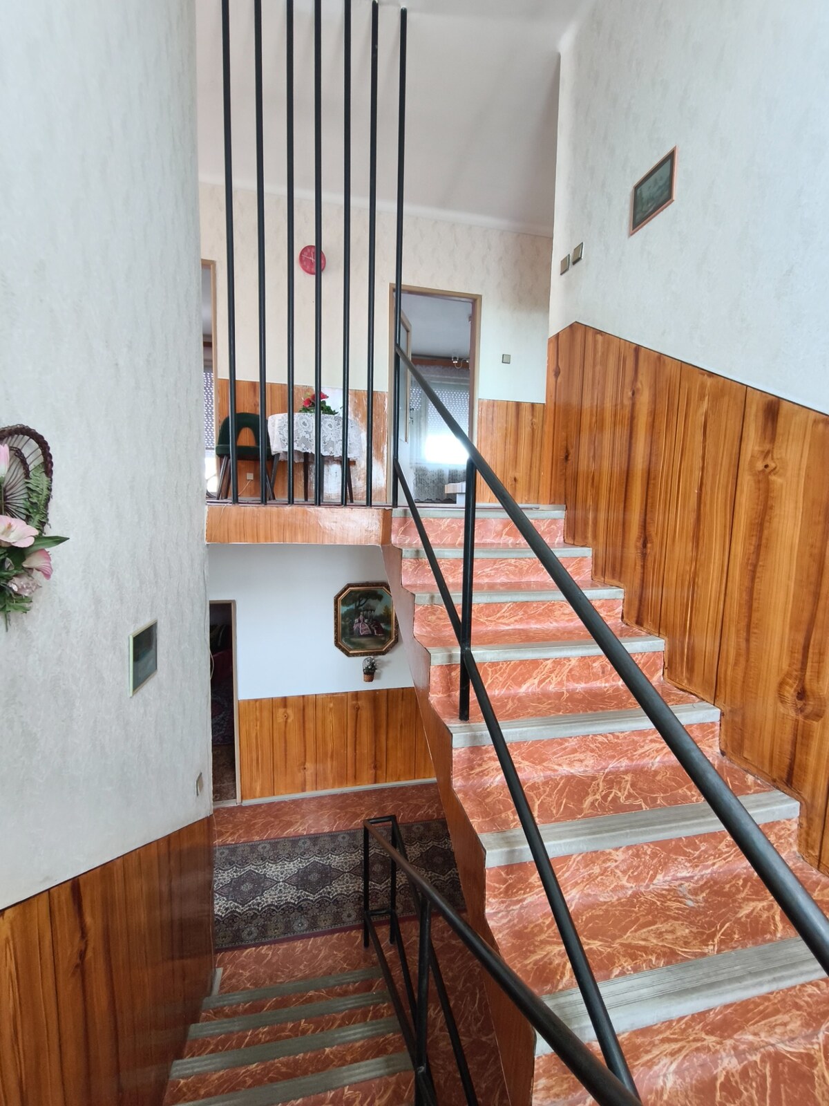 Priestranný dvojpodlažný rodinný dom pre veľkú rodinu-super stav. — foto 9