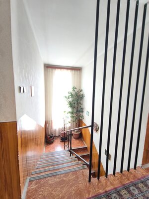 Priestranný dvojpodlažný rodinný dom pre veľkú rodinu-super stav. — foto 8