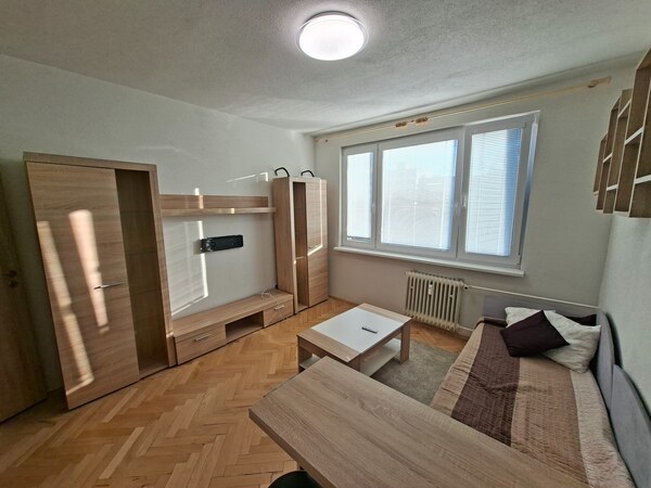 DOBRÉ REALITY-pekná garsónka na prenájom, sídl. Kopanice, Prievidza