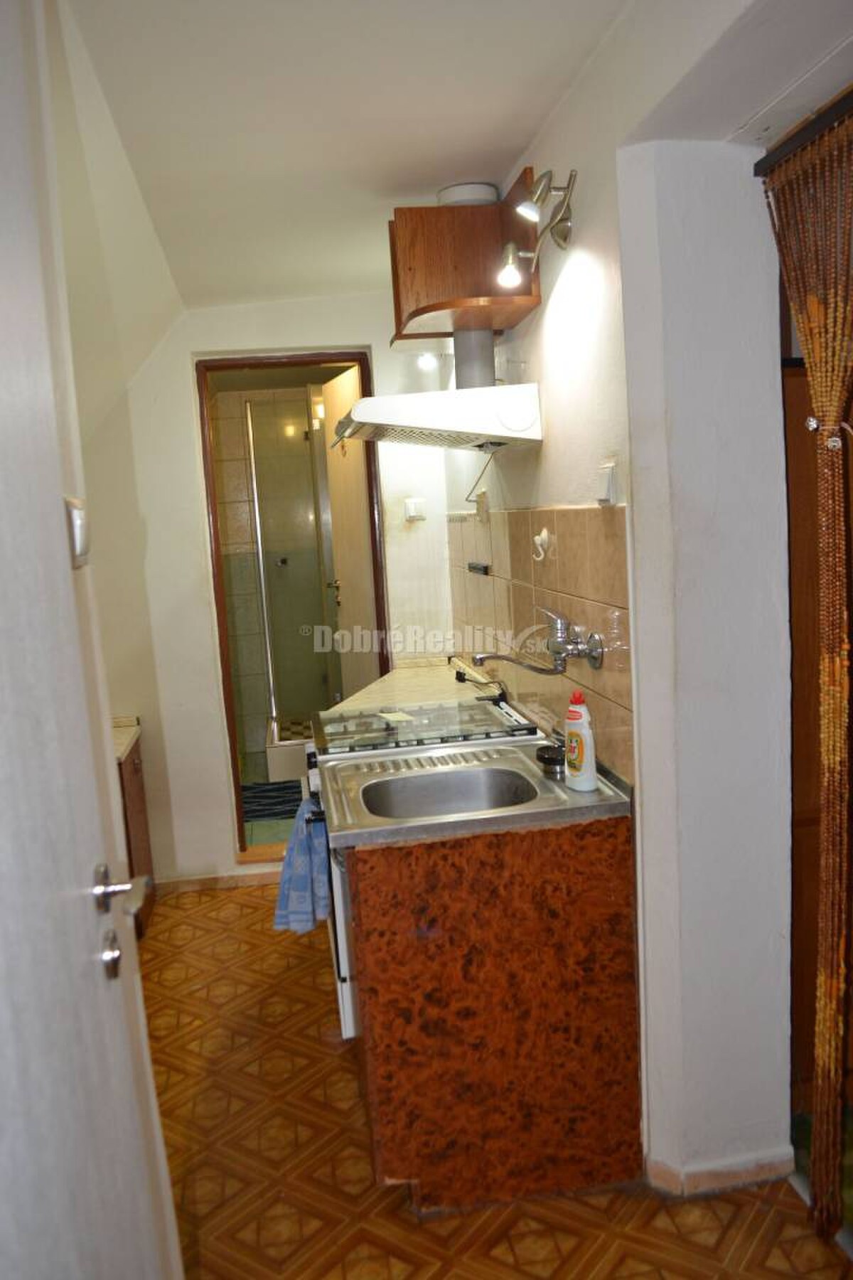 REZERVOVANÉ -  Na predaj priestranný 6 - izbový rodinný dom. — foto 14