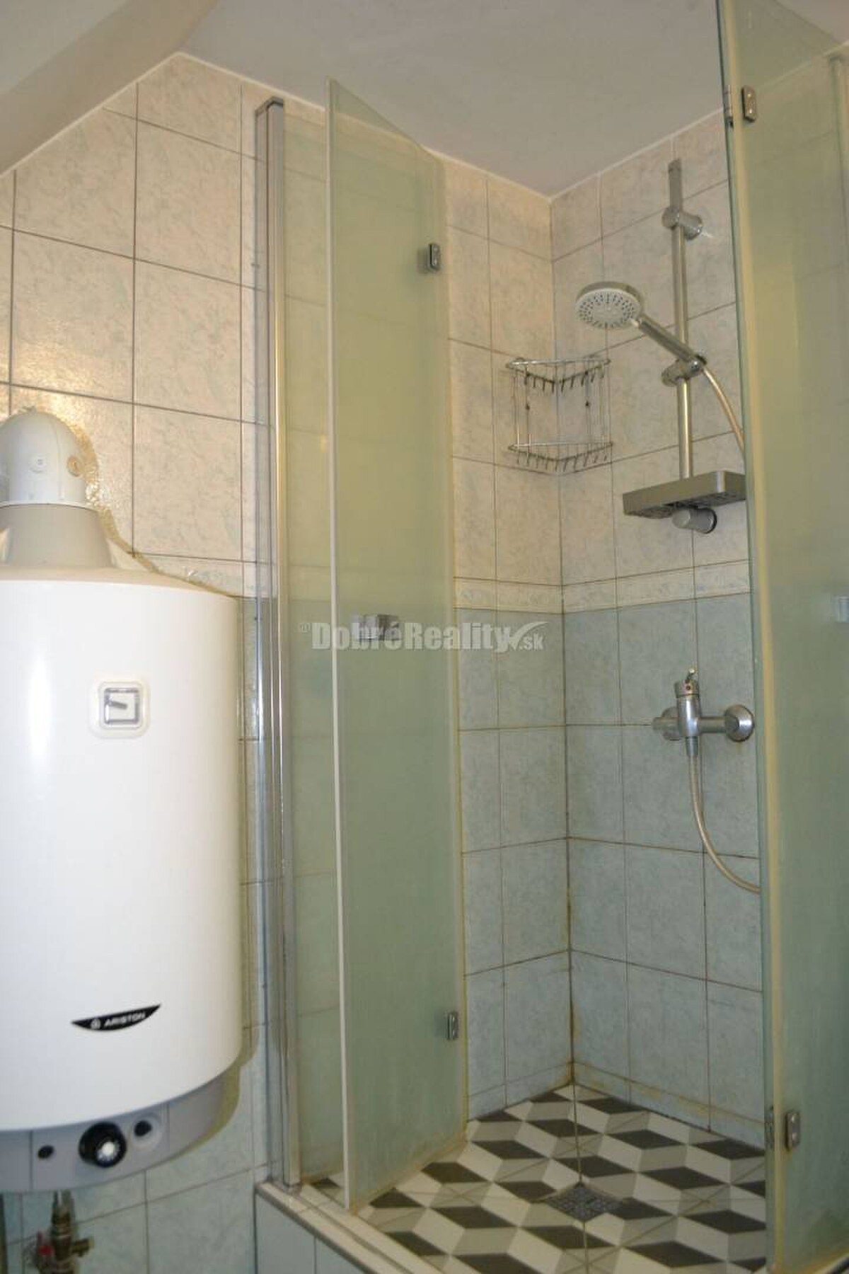 REZERVOVANÉ -  Na predaj priestranný 6 - izbový rodinný dom. — foto 16