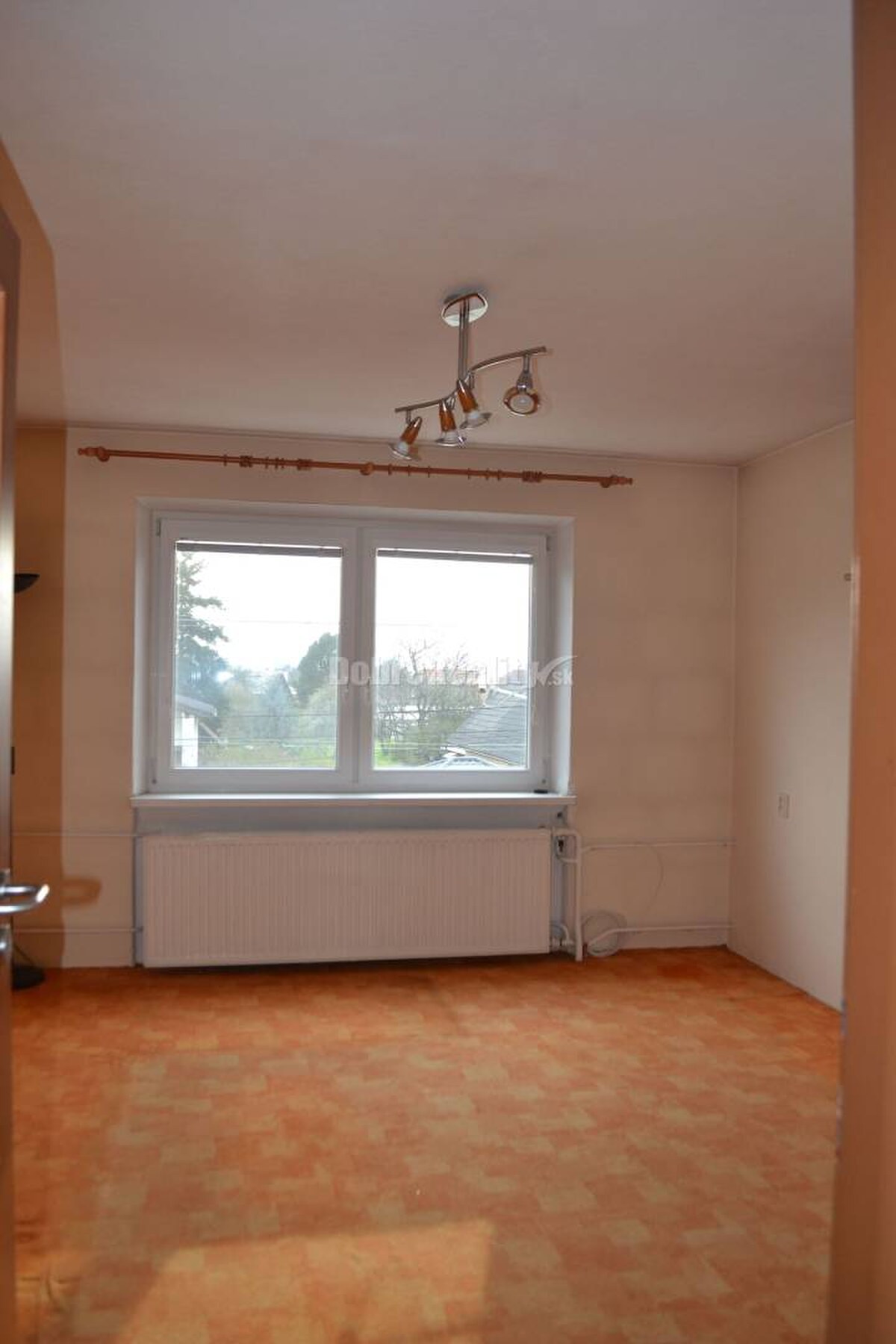 REZERVOVANÉ -  Na predaj priestranný 6 - izbový rodinný dom. — foto 17