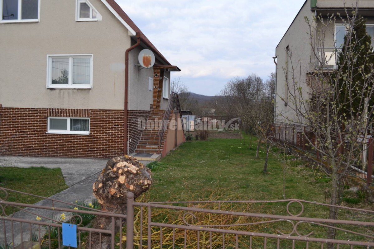 REZERVOVANÉ -  Na predaj priestranný 6 - izbový rodinný dom. — foto 2