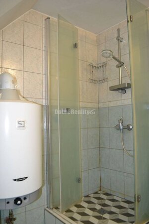 REZERVOVANÉ -  Na predaj priestranný 6 - izbový rodinný dom. — foto 16