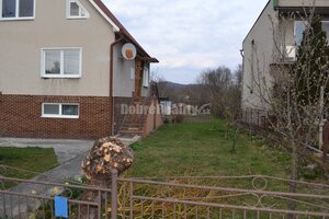 REZERVOVANÉ -  Na predaj priestranný 6 - izbový rodinný dom. — foto 2