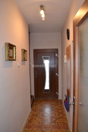 REZERVOVANÉ -  Na predaj priestranný 6 - izbový rodinný dom. — foto 7