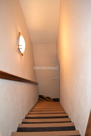 REZERVOVANÉ -  Na predaj priestranný 6 - izbový rodinný dom. — foto 8