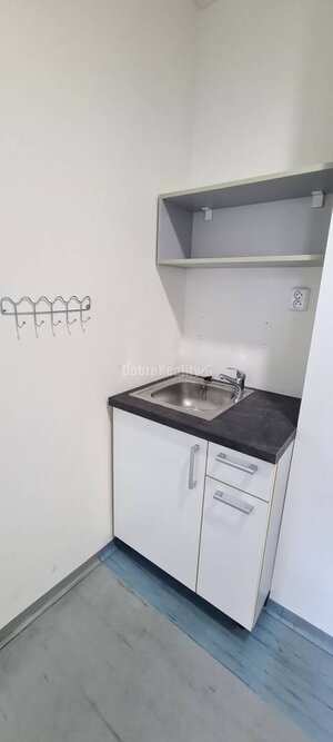 Dobré reality-na prenájom priestory 48,4 m2 a 30,90m2+ kúpelňa s wc, p — foto 9