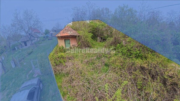 Dobré Reality ponúkajú pozemok s viničným domčekom