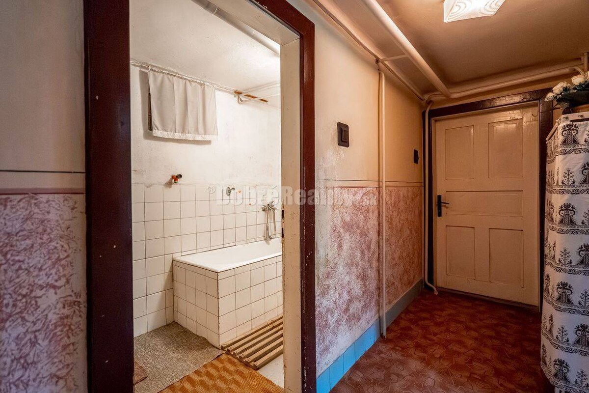 REZERVOVANÝ - Veľký rodinný dom s hospodárskym zázemím a záhradou — foto 14