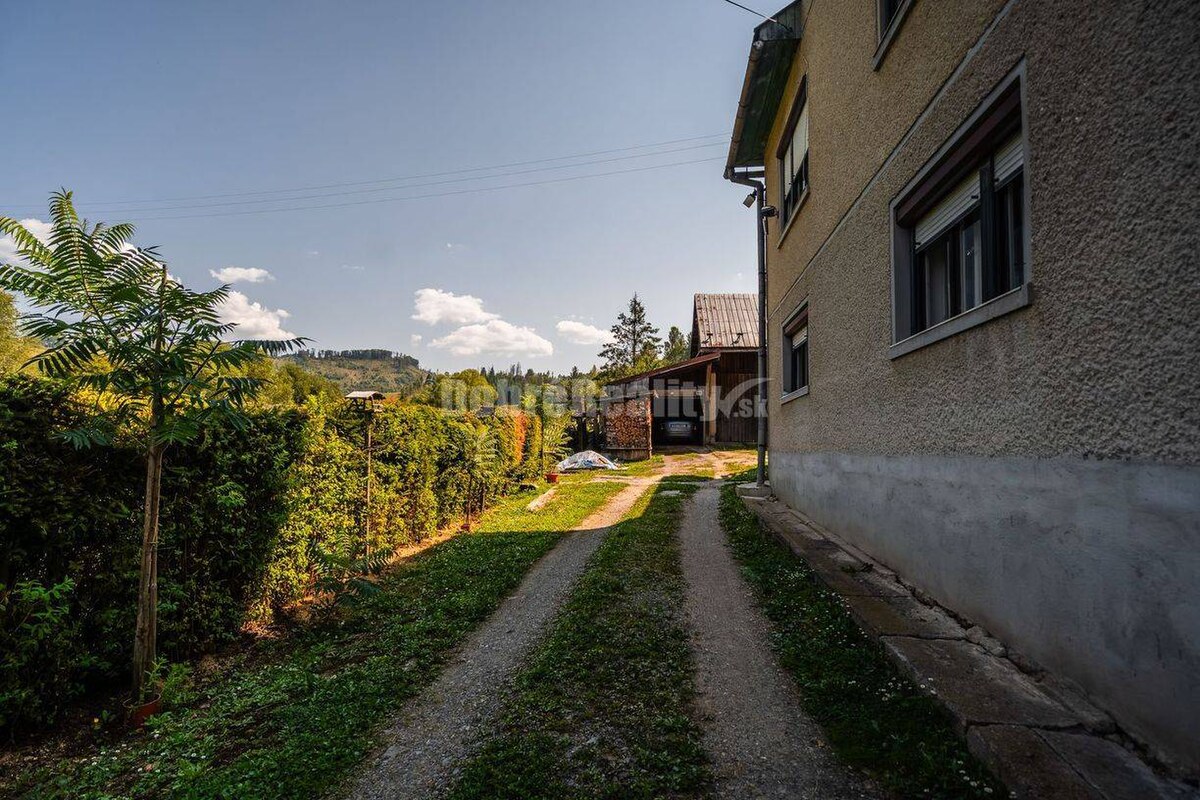 REZERVOVANÝ - Veľký rodinný dom s hospodárskym zázemím a záhradou — foto 2