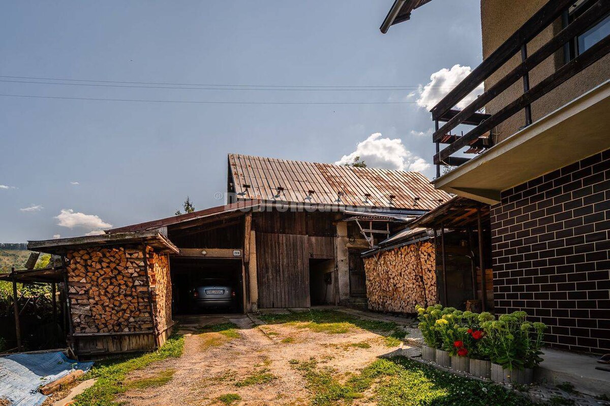 REZERVOVANÝ - Veľký rodinný dom s hospodárskym zázemím a záhradou — foto 3