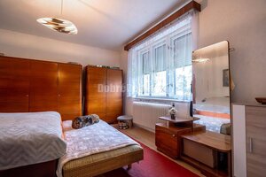REZERVOVANÝ - Veľký rodinný dom s hospodárskym zázemím a záhradou — foto 6
