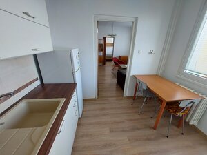 PRENÁJOM: VEĽKÝ 1,5 IZBOVÝ BYT S LOGGIOU, SÁSOVÁ — foto 3