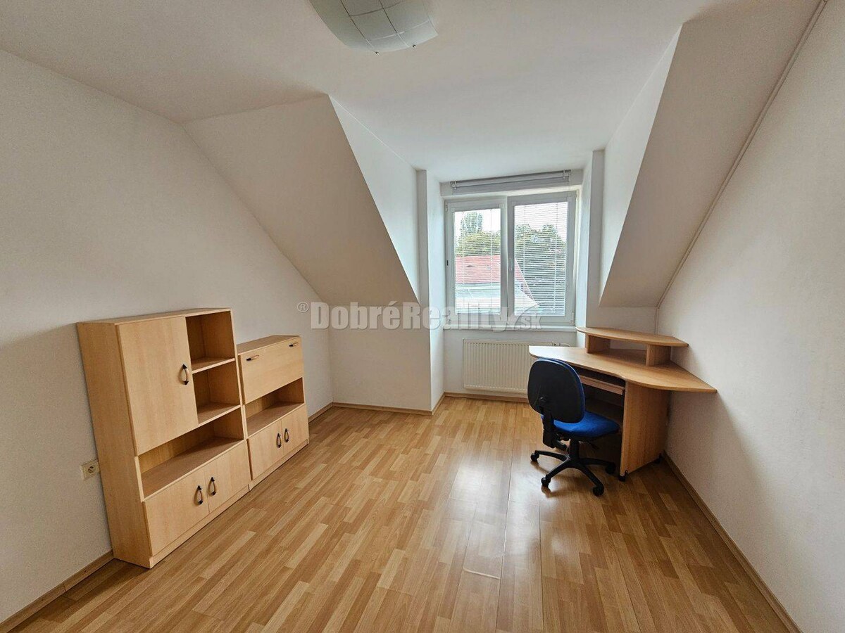 PRENÁJOM 4 izbového bytu v podkroví - centrum PIEŠŤANY - prenajaté — foto 11