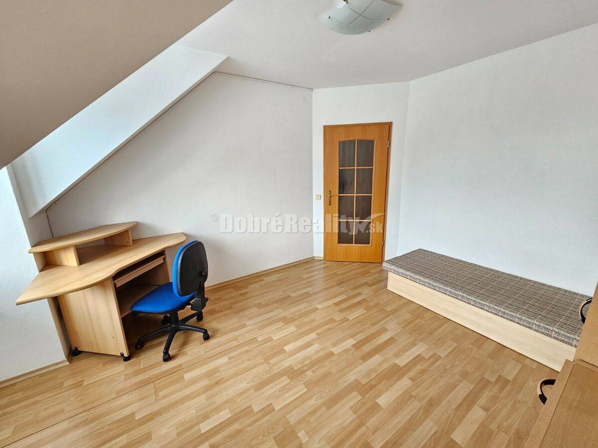 PRENÁJOM 4 izbového bytu v podkroví - centrum PIEŠŤANY - prenajaté — foto 12