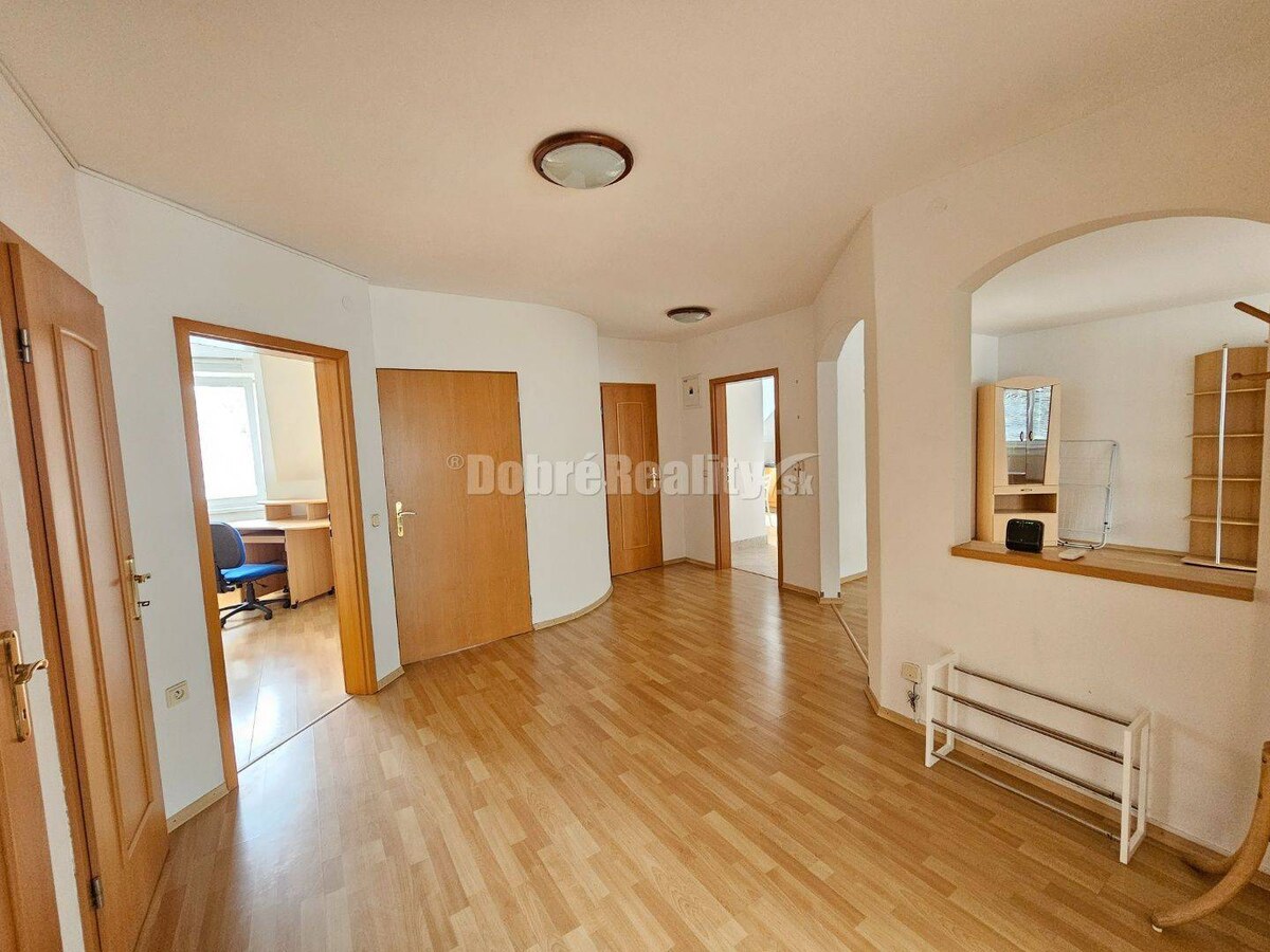 PRENÁJOM 4 izbového bytu v podkroví - centrum PIEŠŤANY - prenajaté — foto 3