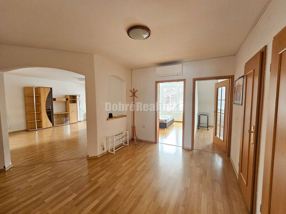 PRENÁJOM 4 izbového bytu v podkroví - centrum PIEŠŤANY - prenajaté — foto 5