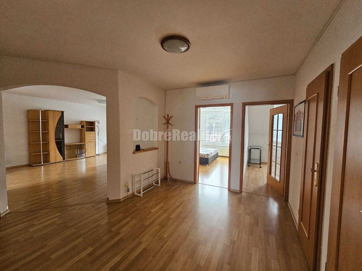 PRENÁJOM 4 izbového bytu v podkroví - centrum PIEŠŤANY - prenajaté — foto 6