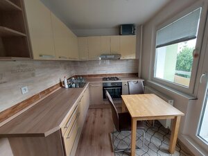 PRENÁJOM: NÁDHERNÝ, VEĽKÝ 3 IZBOVÝ BYT S LOGGIOU, SÁSOVÁ — foto 1