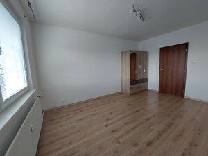 PRENÁJOM: NÁDHERNÝ, VEĽKÝ 3 IZBOVÝ BYT S LOGGIOU, SÁSOVÁ — foto 5