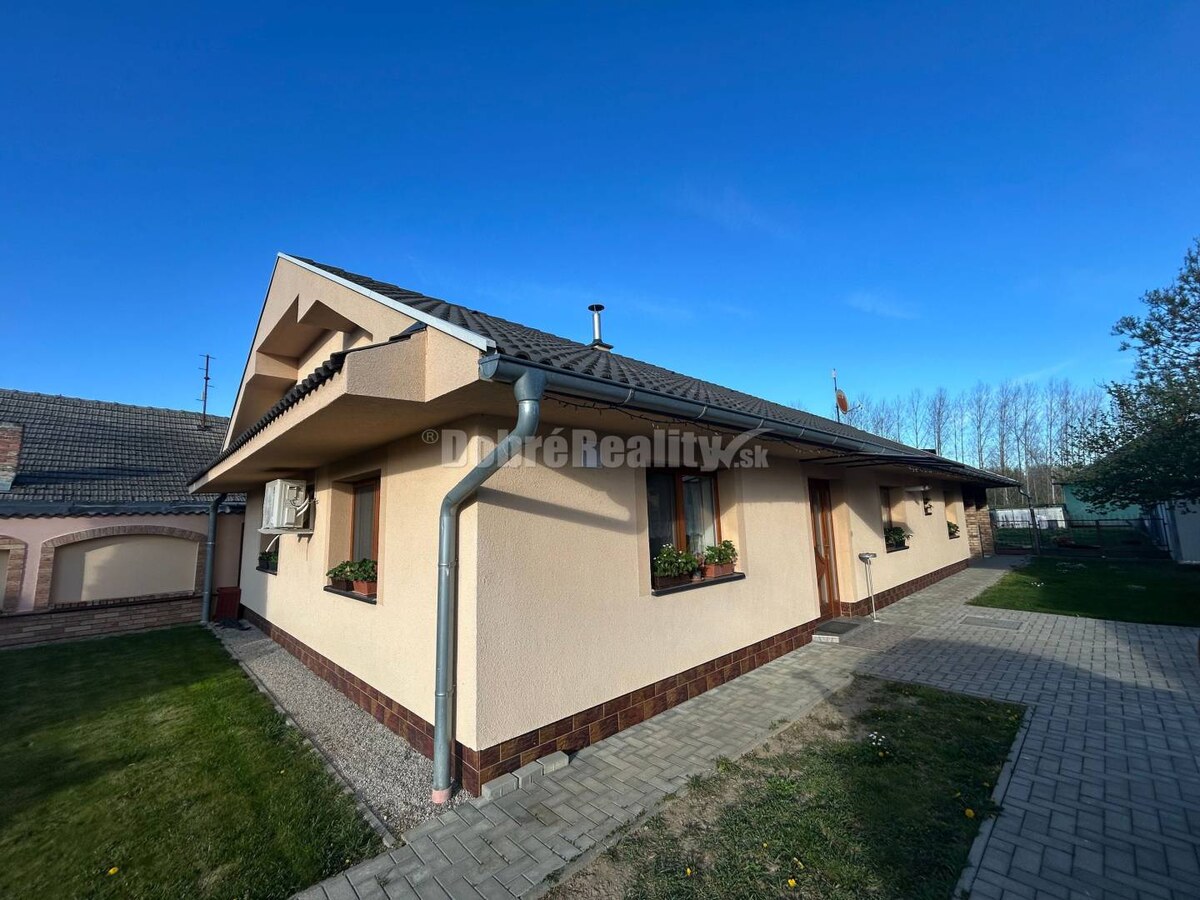 Zariadený 4-izbový rodinný dom s letnou kuchyňou, terasou a pivnicou!