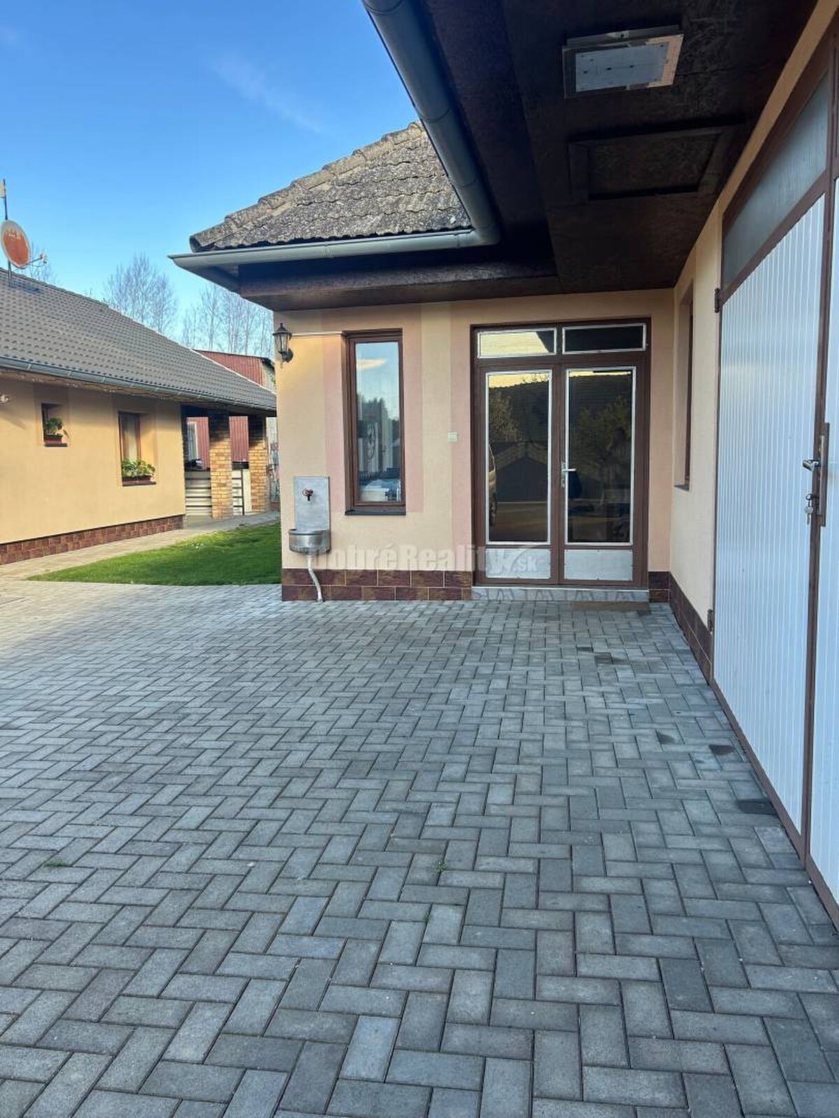 Zariadený 4-izbový rodinný dom s letnou kuchyňou, terasou a pivnicou! — foto 6