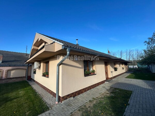 Zariadený 4-izbový rodinný dom s letnou kuchyňou, terasou a pivnicou!