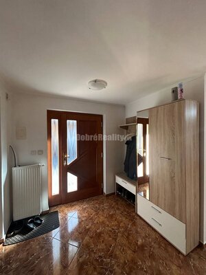 Zariadený 4-izbový rodinný dom s letnou kuchyňou, terasou a pivnicou! — foto 15