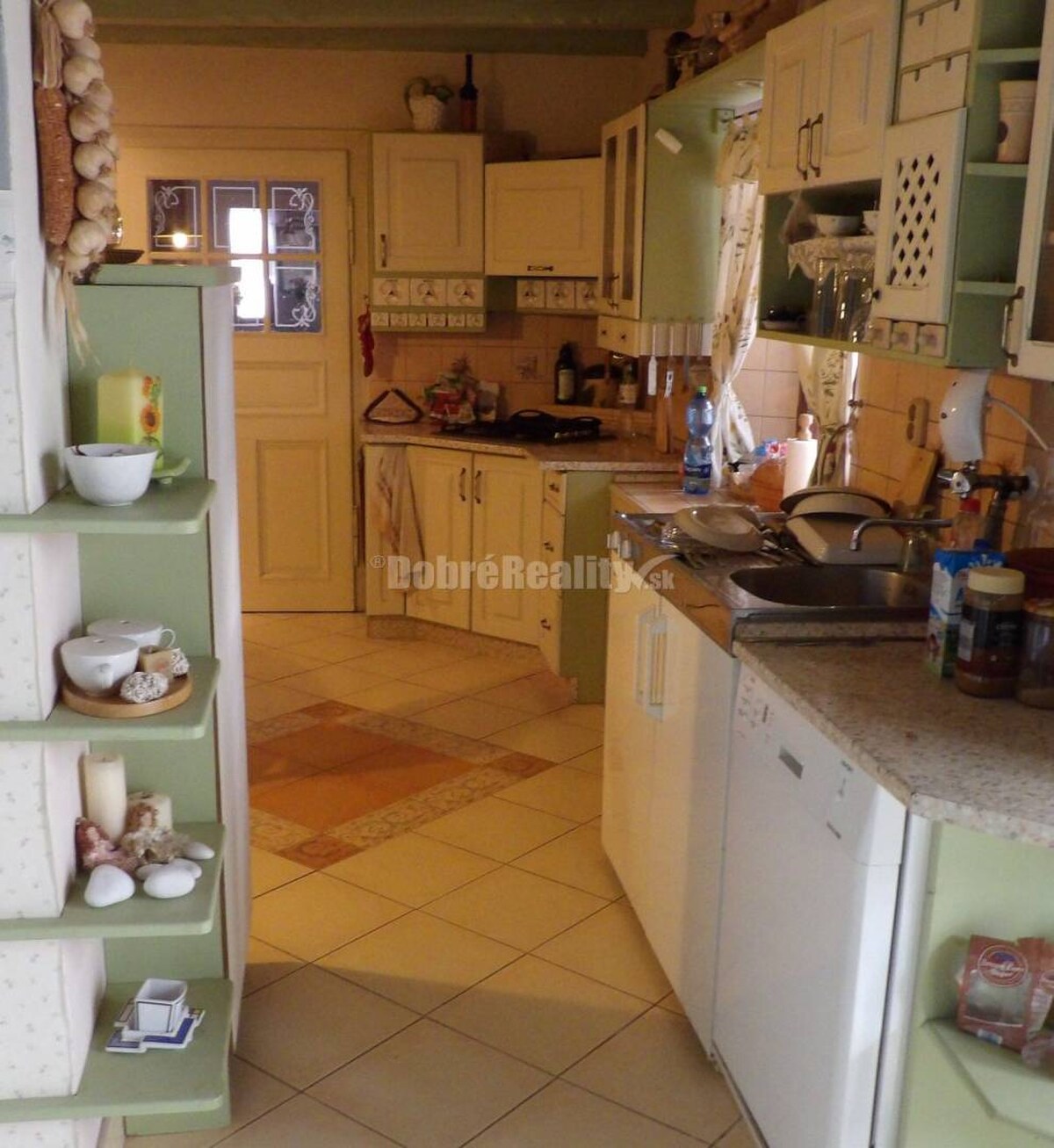 Pôvabný domček s očarujúcou záhradou na PREDAJ — foto 7