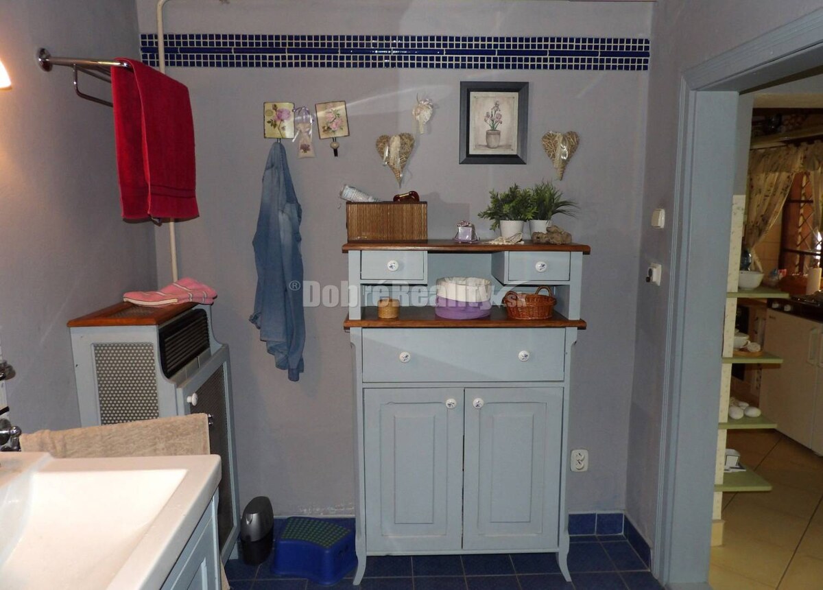 Pôvabný domček s očarujúcou záhradou na PREDAJ — foto 9