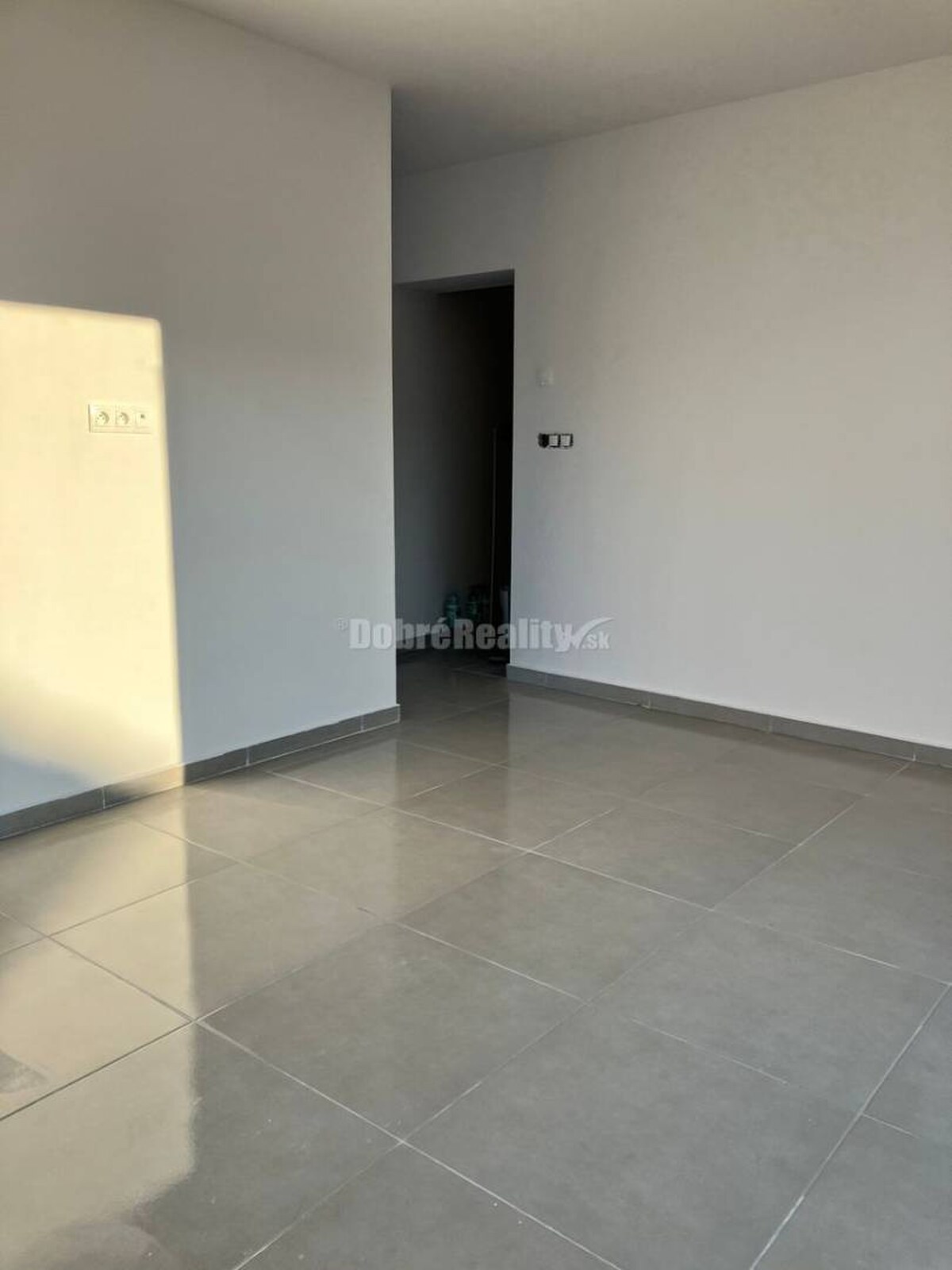 Ponúkame Vám na predaj 3 - izbový rodinný dom po kompletnej rekonštruk — foto 2