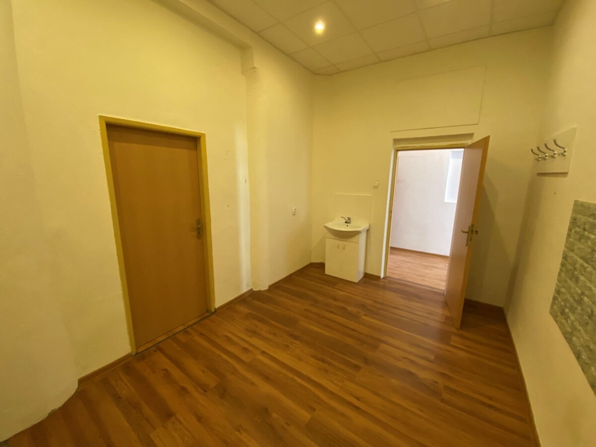Na prenájom  krásne komerčné priestory na Hlavnom námestí v Rim.Sobote — foto 10