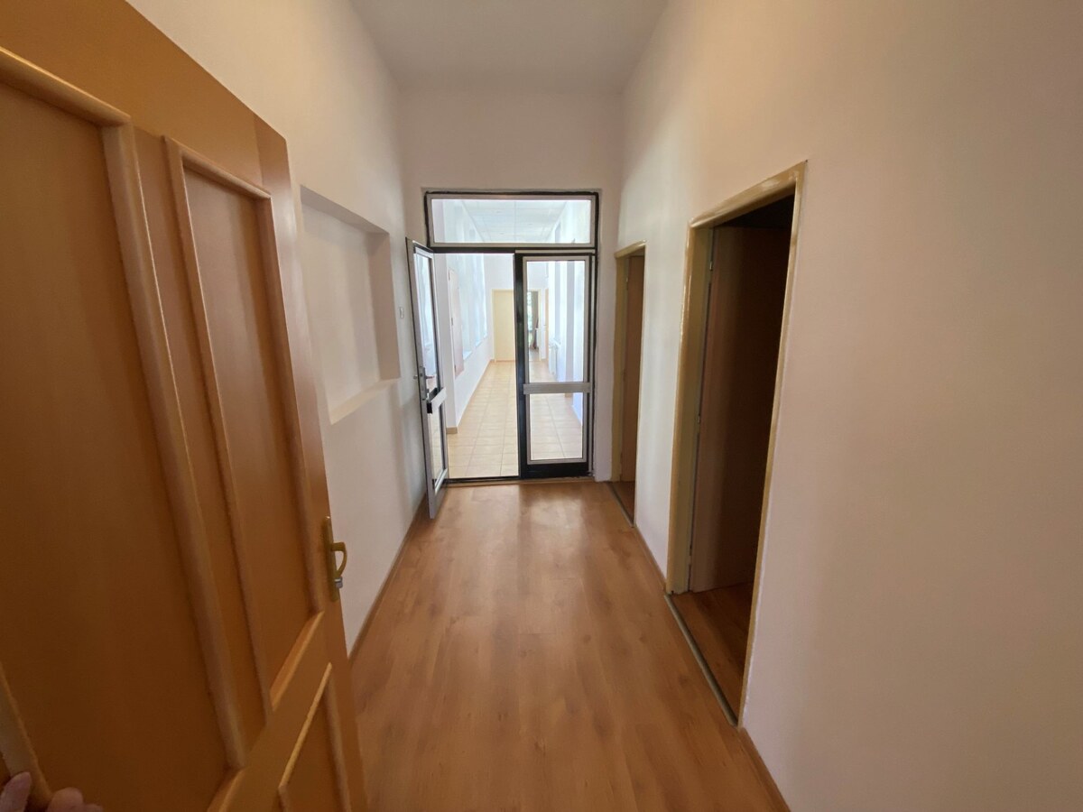 Na prenájom  krásne komerčné priestory na Hlavnom námestí v Rim.Sobote — foto 7