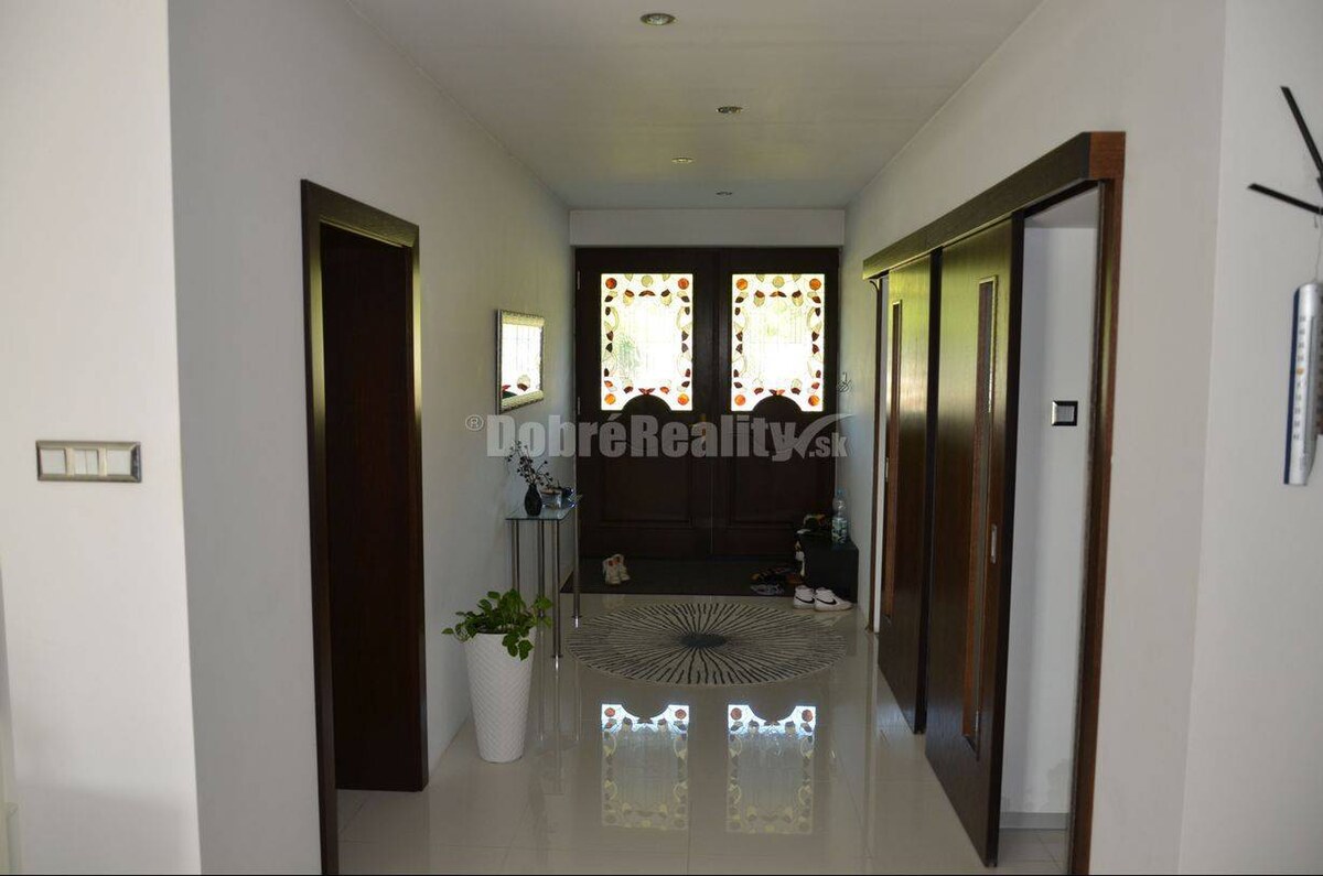 Dobré Reality ponúkajú luxusný dom s veľkým pozemkom — foto 11