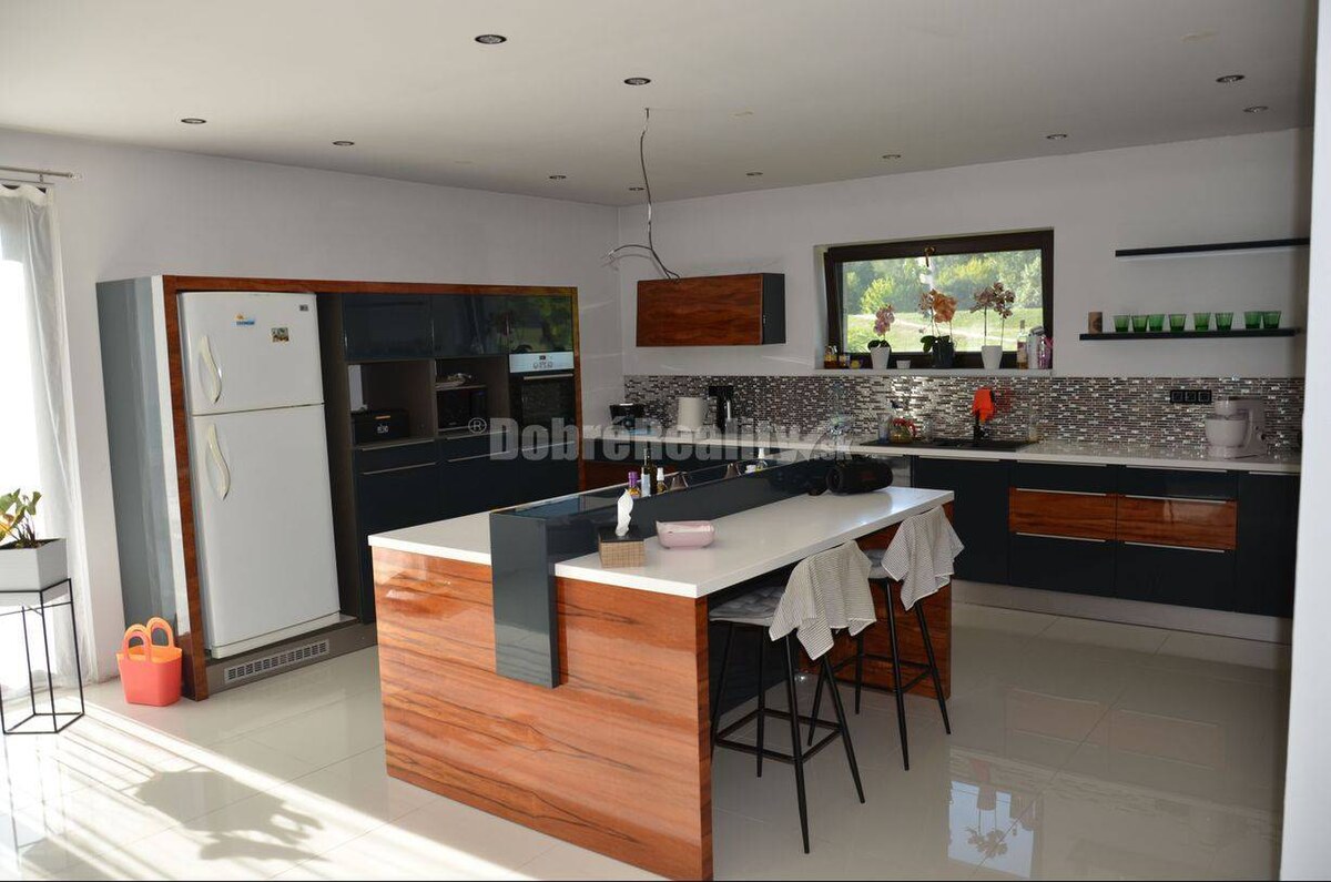 Dobré Reality ponúkajú luxusný dom s veľkým pozemkom — foto 7