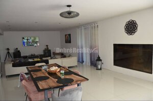 Dobré Reality ponúkajú luxusný dom s veľkým pozemkom — foto 9