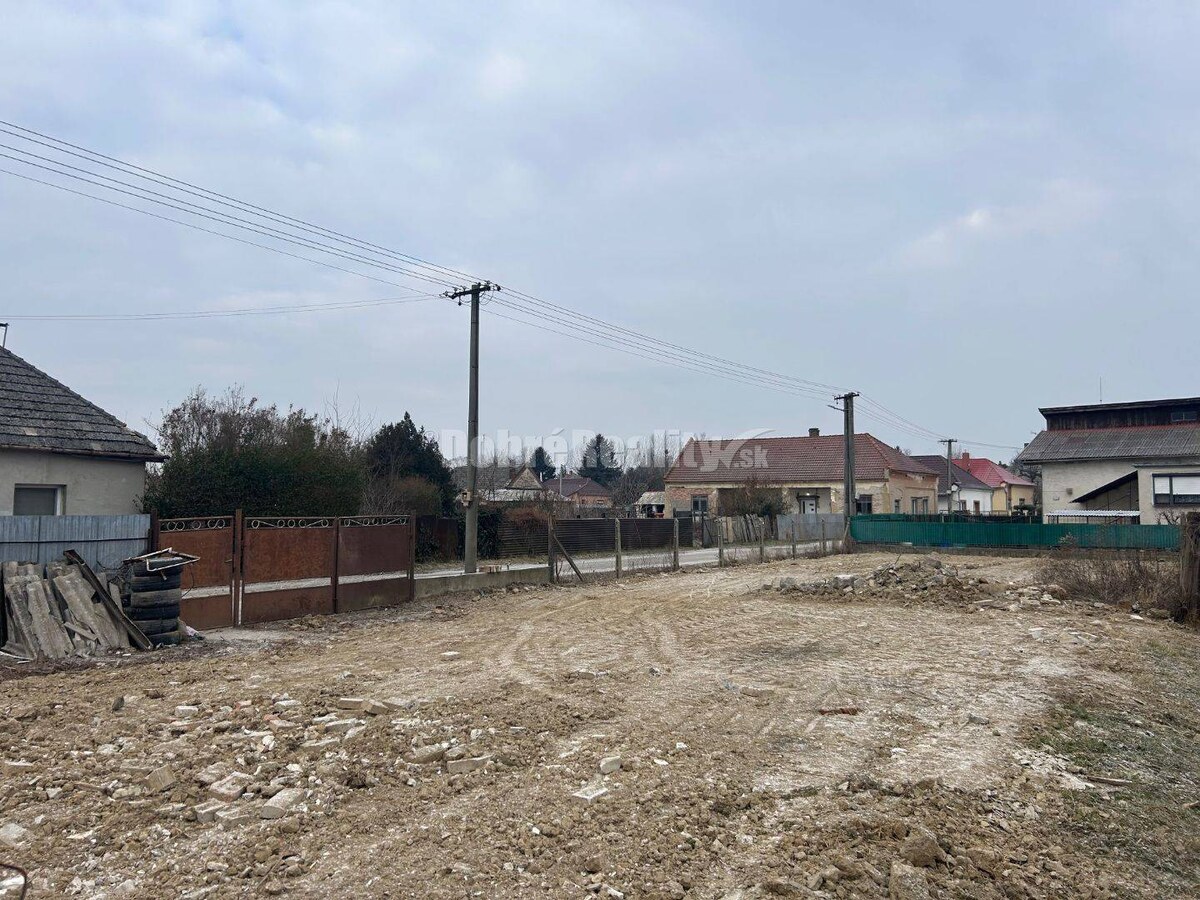Krásny slnečný pozemok v centre dediny na predaj! — foto 2