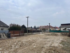 Krásny slnečný pozemok v centre dediny na predaj! — foto 2