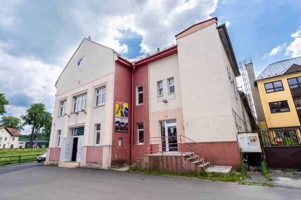 VEĽKORYSÝ MULTIFUNKČNÝ PRIESTOR S GALÉRIOU, 815 m², CENTRUM BREZNA