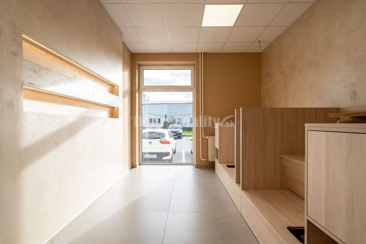 Obchodný alebo administratívny priestor, 160 m2, Banská Bystrica — foto 2