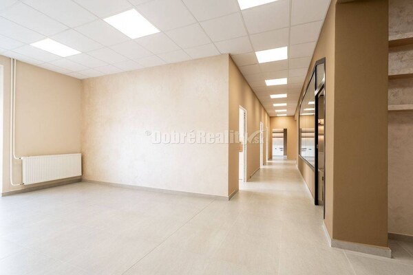 Obchodný alebo administratívny priestor, 160 m2, Banská Bystrica
