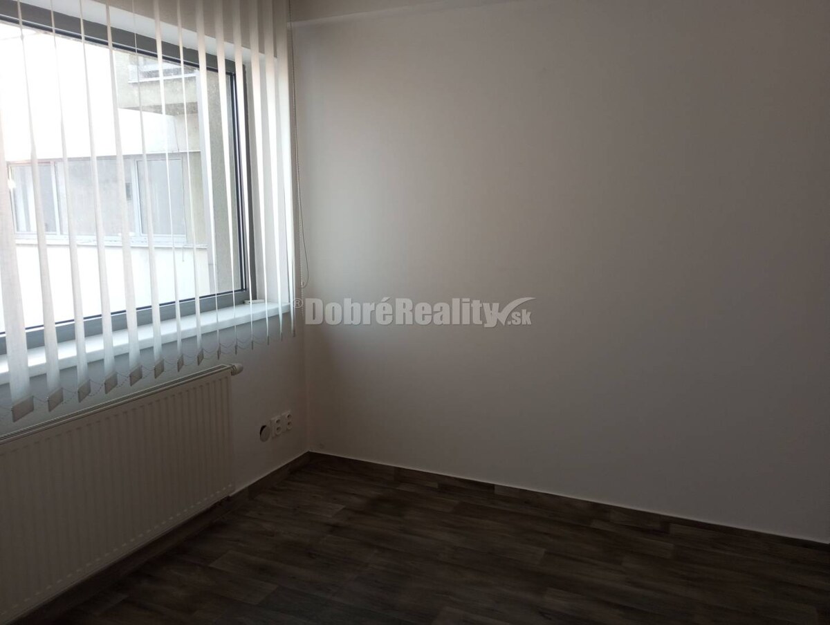 TRI podnikateľské priestory v srdci Šale na prenájom — foto 11