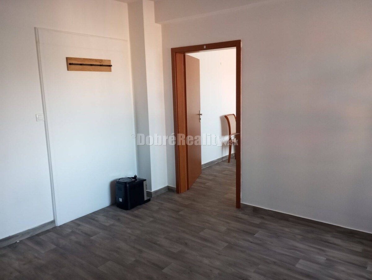 TRI podnikateľské priestory v srdci Šale na prenájom — foto 4